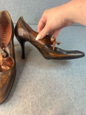 Vtg Peter Kent brown leather brogue accent pumps